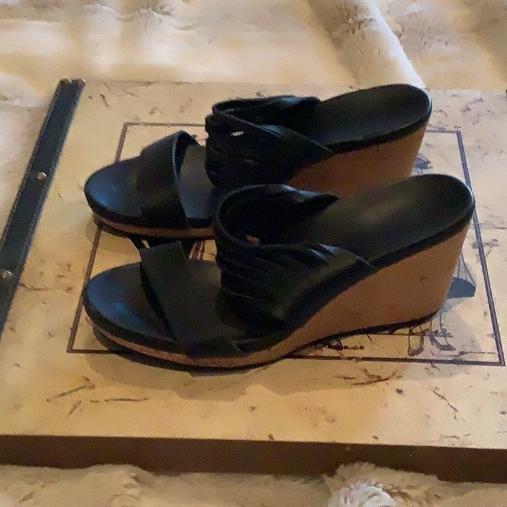 Teva Black Platform Shoes with Sleek Design